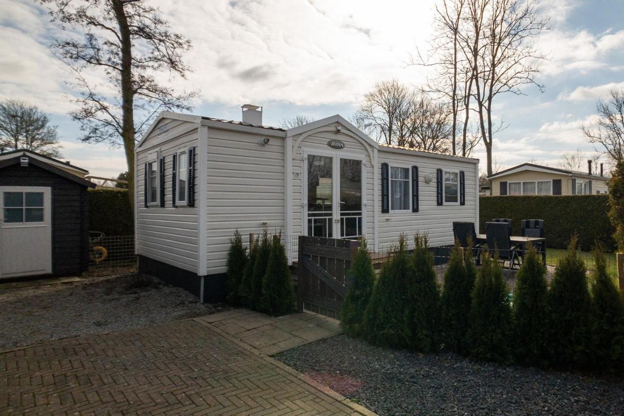 knus en modern ingericht chalet met gratis wifi Villa Tzummarum Buitenkant foto